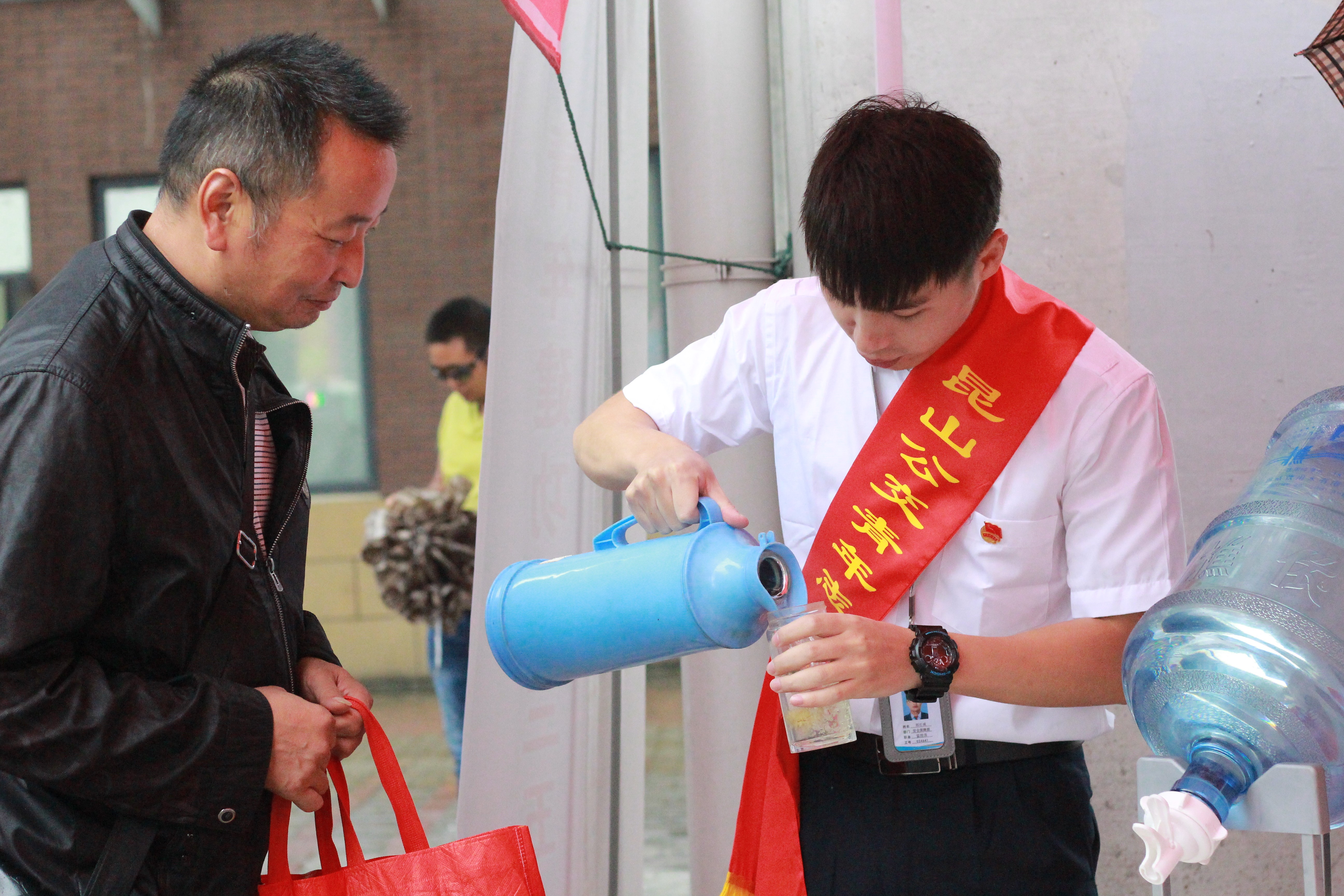 風雨無阻    綠(lǜ)色(sè)先(xiān)行(xíng).JPG